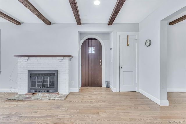 42 Greenwood Rd, Bay Shore, NY 11706