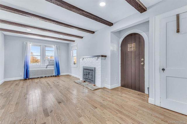 42 Greenwood Rd, Bay Shore, NY 11706