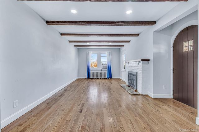 42 Greenwood Rd, Bay Shore, NY 11706