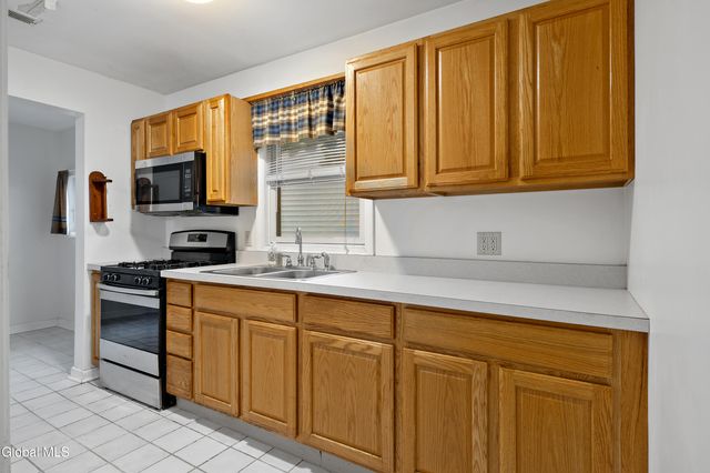 56 Miracle Ln, Colonie, NY 12211
