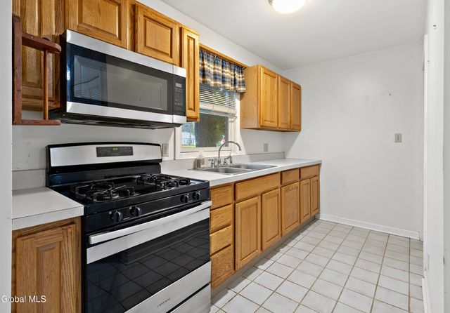 56 Miracle Ln, Colonie, NY 12211