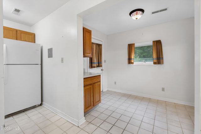 56 Miracle Ln, Colonie, NY 12211