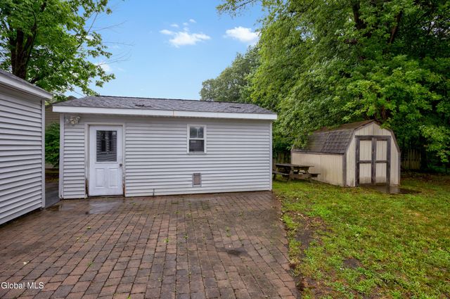 56 Miracle Ln, Colonie, NY 12211