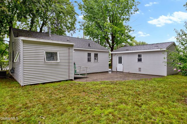 56 Miracle Ln, Colonie, NY 12211