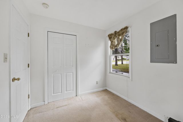 56 Miracle Ln, Colonie, NY 12211
