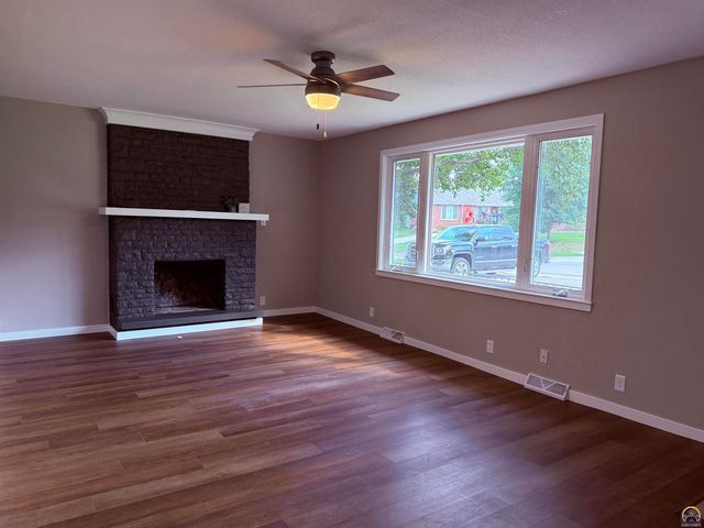 1421 SW McAlister AVE, Topeka, KS 66604