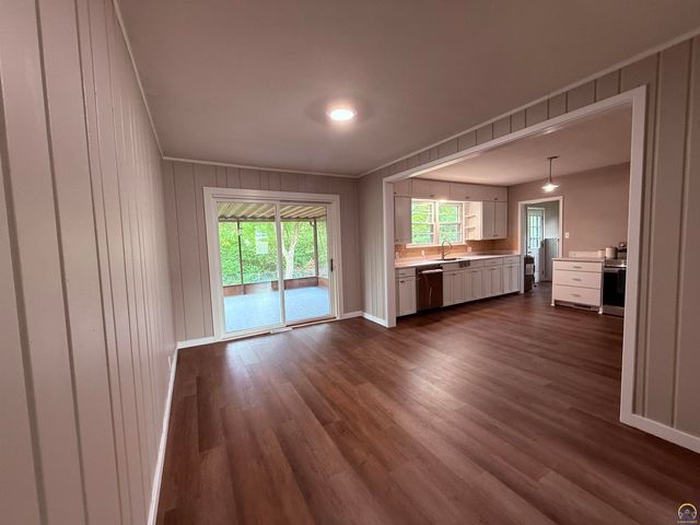 1421 SW McAlister AVE, Topeka, KS 66604