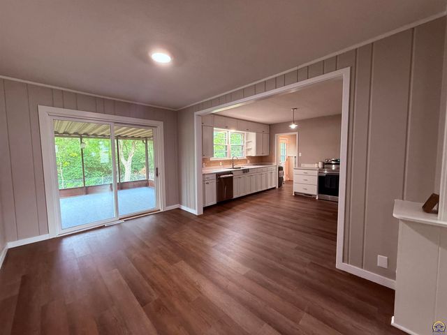 1421 SW McAlister AVE, Topeka, KS 66604