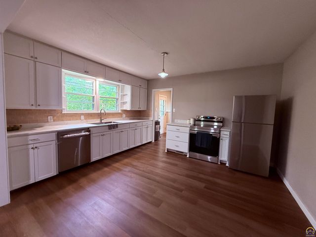 1421 SW McAlister AVE, Topeka, KS 66604