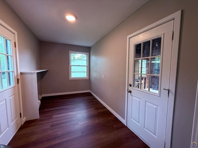 1421 SW McAlister AVE, Topeka, KS 66604