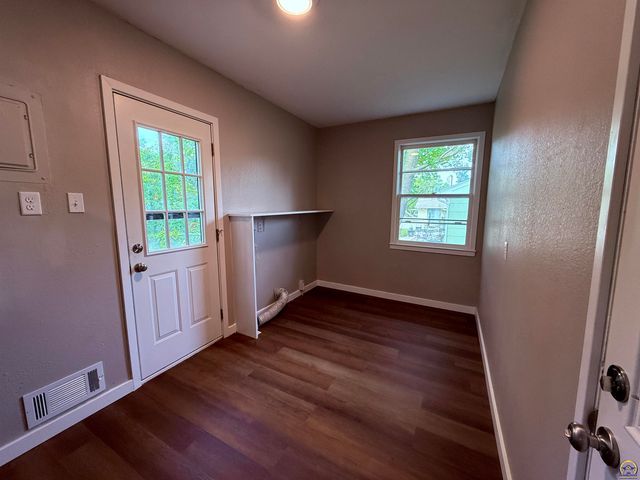 1421 SW McAlister AVE, Topeka, KS 66604