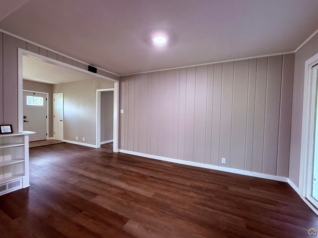 1421 SW McAlister AVE, Topeka, KS 66604