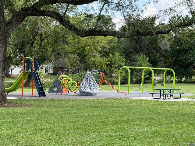 1421 SW McAlister AVE, Topeka, KS 66604