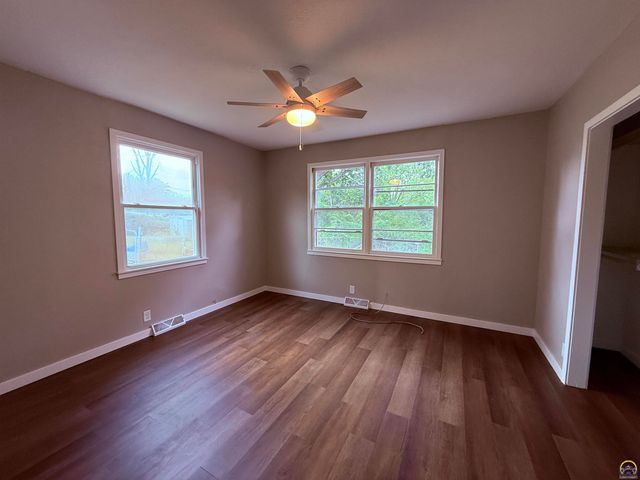 1421 SW McAlister AVE, Topeka, KS 66604