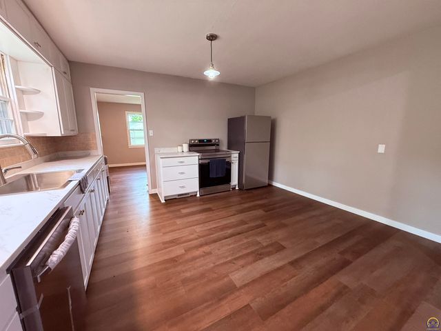 1421 SW McAlister AVE, Topeka, KS 66604