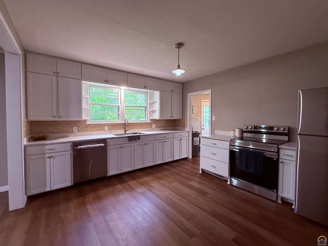 1421 SW McAlister AVE, Topeka, KS 66604