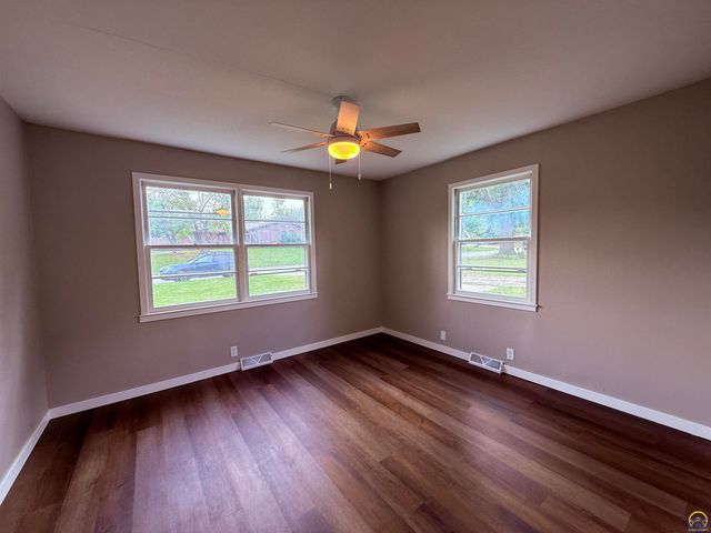 1421 SW McAlister AVE, Topeka, KS 66604