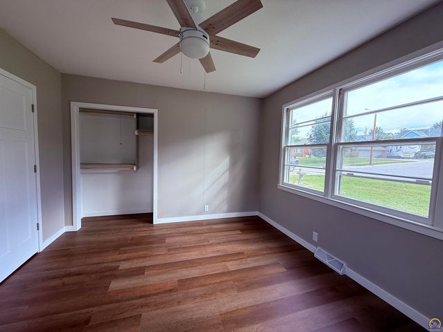 1421 SW McAlister AVE, Topeka, KS 66604