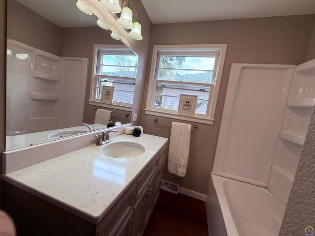 1421 SW McAlister AVE, Topeka, KS 66604