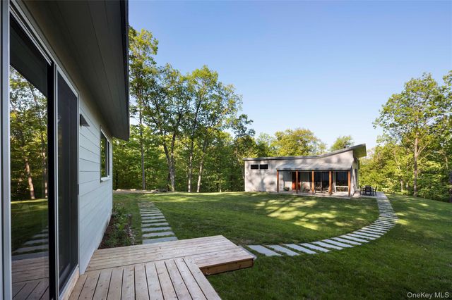 425 Lake Drive, Rhinebeck, NY 12572