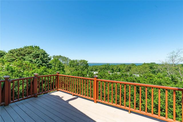 29 Algonquin Drive, Middletown, RI 02842