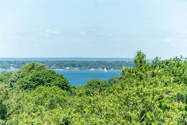 29 Algonquin Drive, Middletown, RI 02842