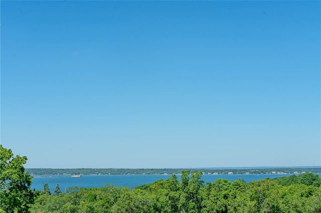 29 Algonquin Drive, Middletown, RI 02842