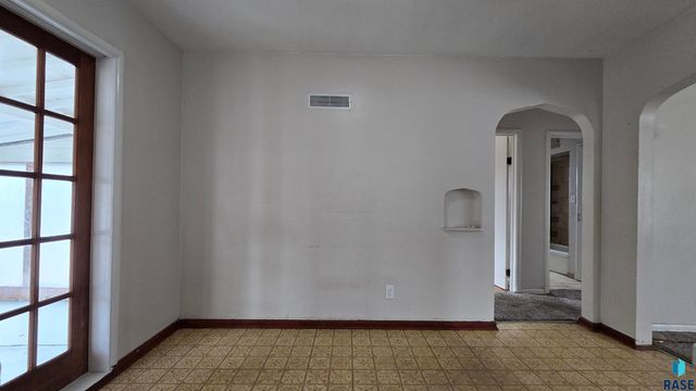 813 S Sycamore Ave Avenue, Sioux Falls, SD 57110