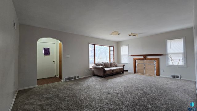 813 S Sycamore Ave Avenue, Sioux Falls, SD 57110