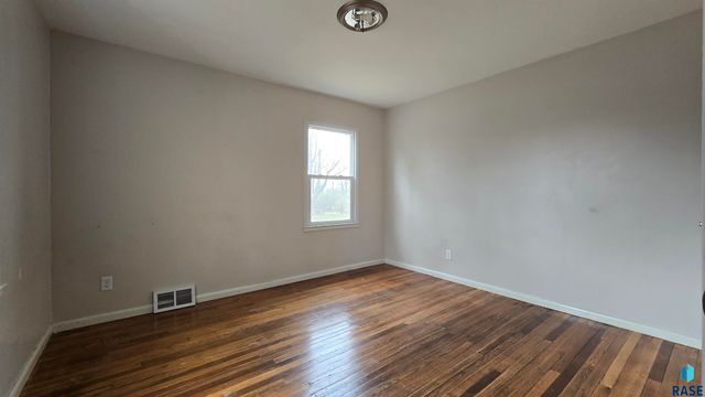 813 S Sycamore Ave Avenue, Sioux Falls, SD 57110