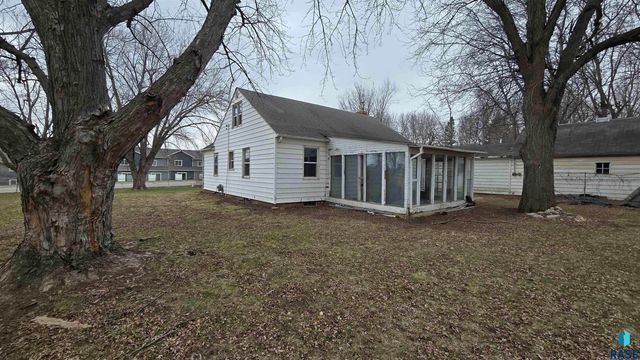 813 S Sycamore Ave Avenue, Sioux Falls, SD 57110