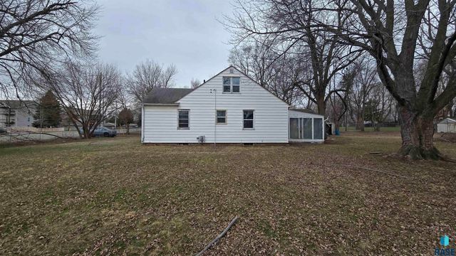 813 S Sycamore Ave Avenue, Sioux Falls, SD 57110