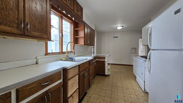 813 S Sycamore Ave Avenue, Sioux Falls, SD 57110