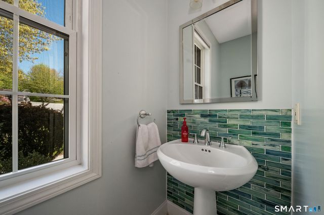 11 White Oak Lane, Waterford, CT 06375