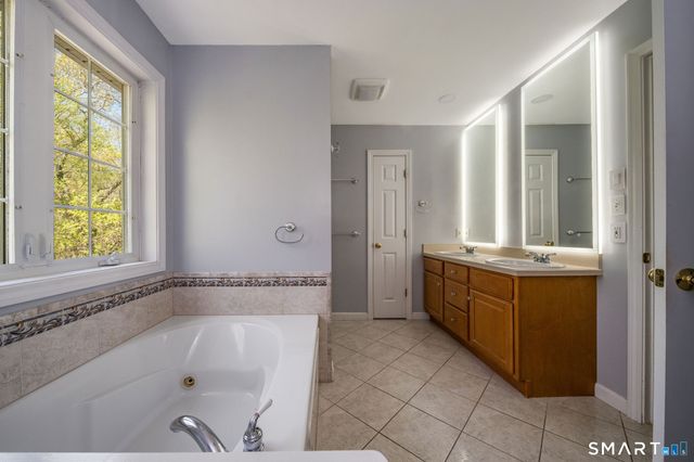 11 White Oak Lane, Waterford, CT 06375
