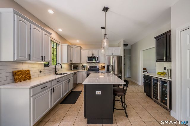 11 White Oak Lane, Waterford, CT 06375
