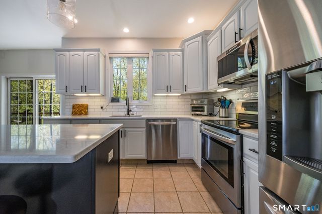 11 White Oak Lane, Waterford, CT 06375
