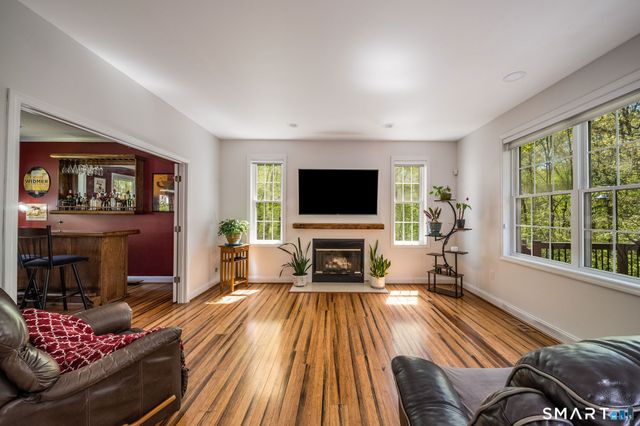 11 White Oak Lane, Waterford, CT 06375