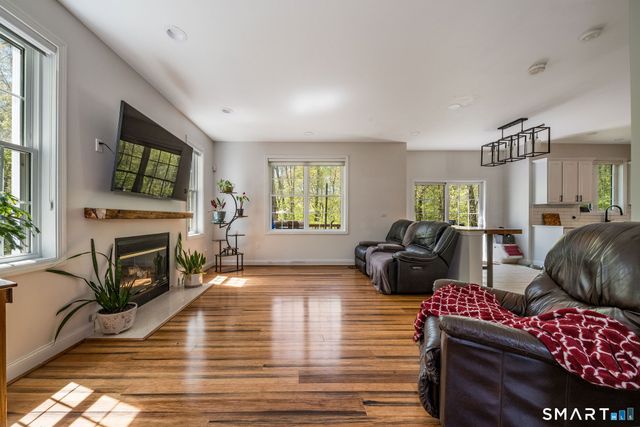 11 White Oak Lane, Waterford, CT 06375