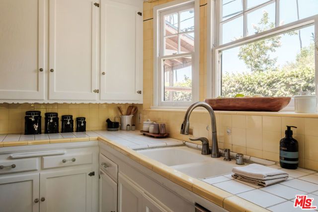 2200 S Hobart Boulevard, Los Angeles, CA 90018