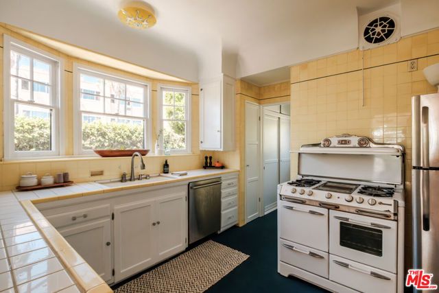 2200 S Hobart Boulevard, Los Angeles, CA 90018