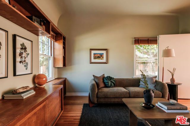 2200 S Hobart Boulevard, Los Angeles, CA 90018