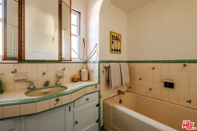 2200 S Hobart Boulevard, Los Angeles, CA 90018