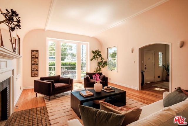 2200 S Hobart Boulevard, Los Angeles, CA 90018