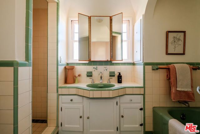 2200 S Hobart Boulevard, Los Angeles, CA 90018