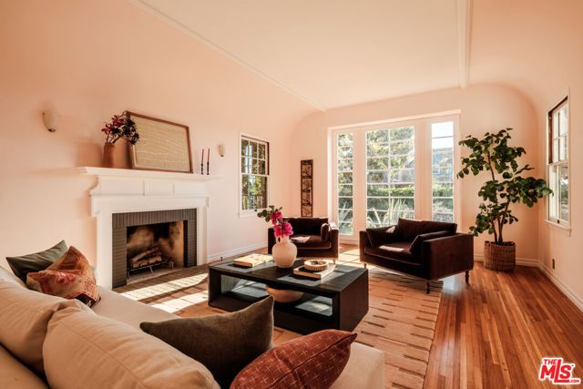 2200 S Hobart Boulevard, Los Angeles, CA 90018