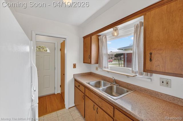 6623 N Silvery Lane, Dearborn Heights, MI 48127