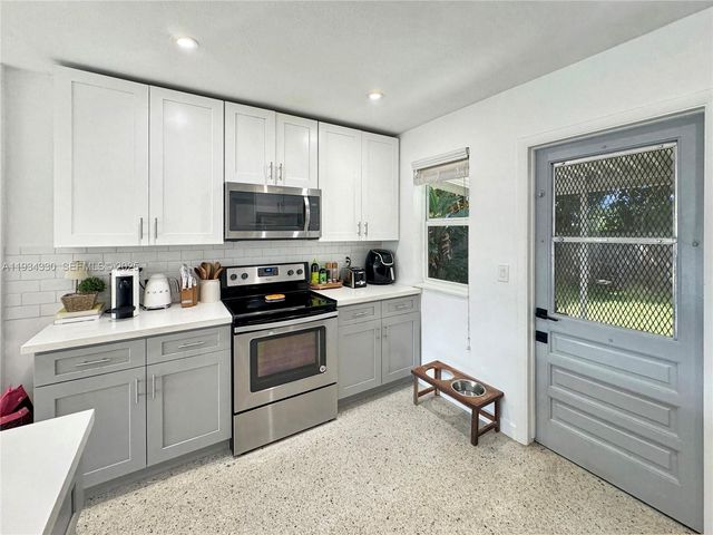 640 SW 6th St, Hallandale Beach, FL 33009