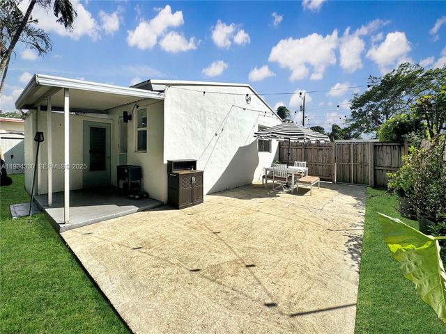 640 SW 6th St, Hallandale Beach, FL 33009