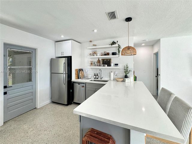 640 SW 6th St, Hallandale Beach, FL 33009